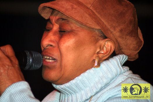 Doreen Shaffer (Jam) with The Skatalites - in Orbit Tour, Conne Island, Leipzig 26. November 2005 (4).jpg